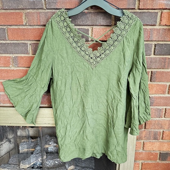 🛍️ ND gorgeous green lace trimmed top. Excellent condition. - Picture 1 of 7